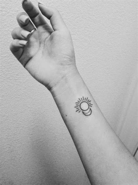 tatuaje sol nuca|66 Tatuajes de un sol como protagonista